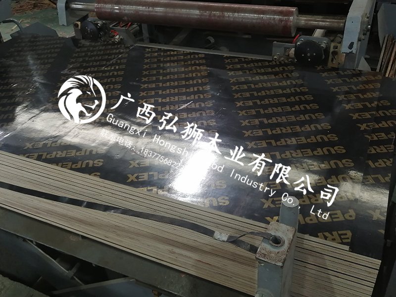 构筑用覆膜板
